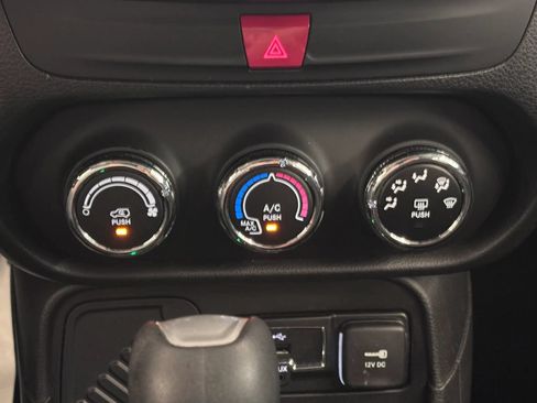 Used 2017 Jeep Renegade Altitude FWD image 39