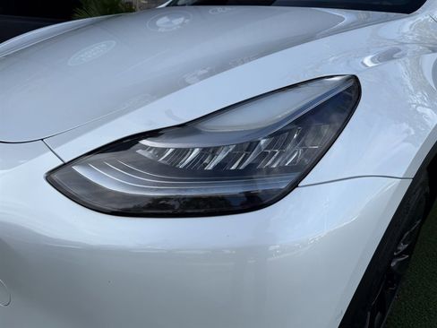 Used 2021 Tesla Model Y Long Range image 10