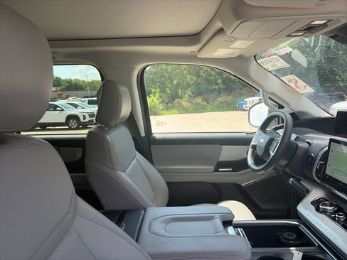 Used 2025 Ford Expedition Active AWD/4WD image 14