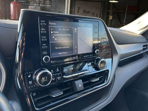 Used 2020 Toyota Highlander Limited FWD image 16