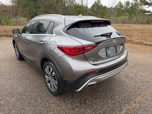 Used 2017 INFINITI QX30 Premium w/ Navigation Package image 4