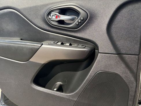 Used 2019 Jeep Cherokee Limited image 12