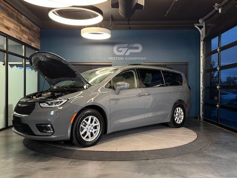 Used 2022 Chrysler Pacifica Touring-L FWD image 25