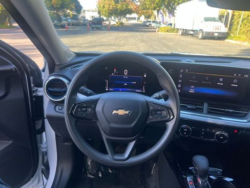 Used 2025 Chevrolet Trax LT image 32