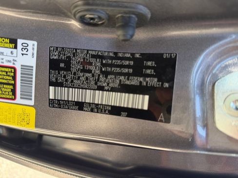 Used 2017 Toyota Sienna SE w/ SE Preferred Package FWD image 32