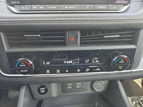 Used 2024 Nissan Rogue SV image 4