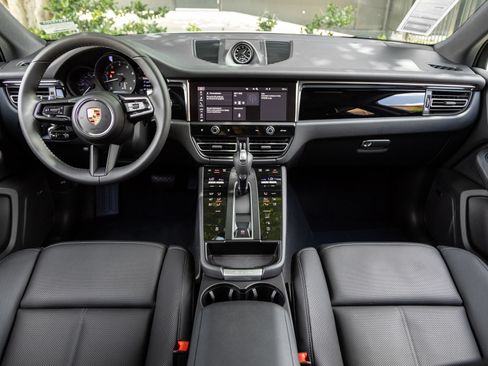 Certified 2026 Porsche Macan AWD/4WD image 12