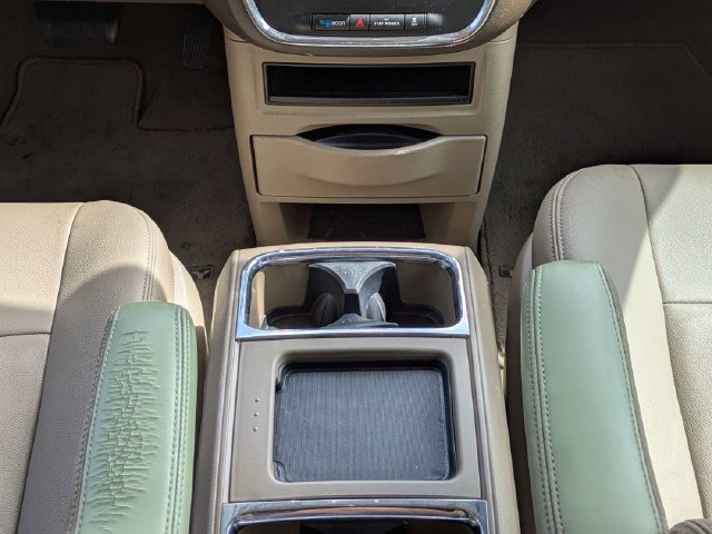 Used 2015 Chrysler Town & Country Touring FWD image 22