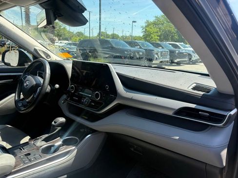 Used 2023 Toyota Highlander Platinum FWD image 11