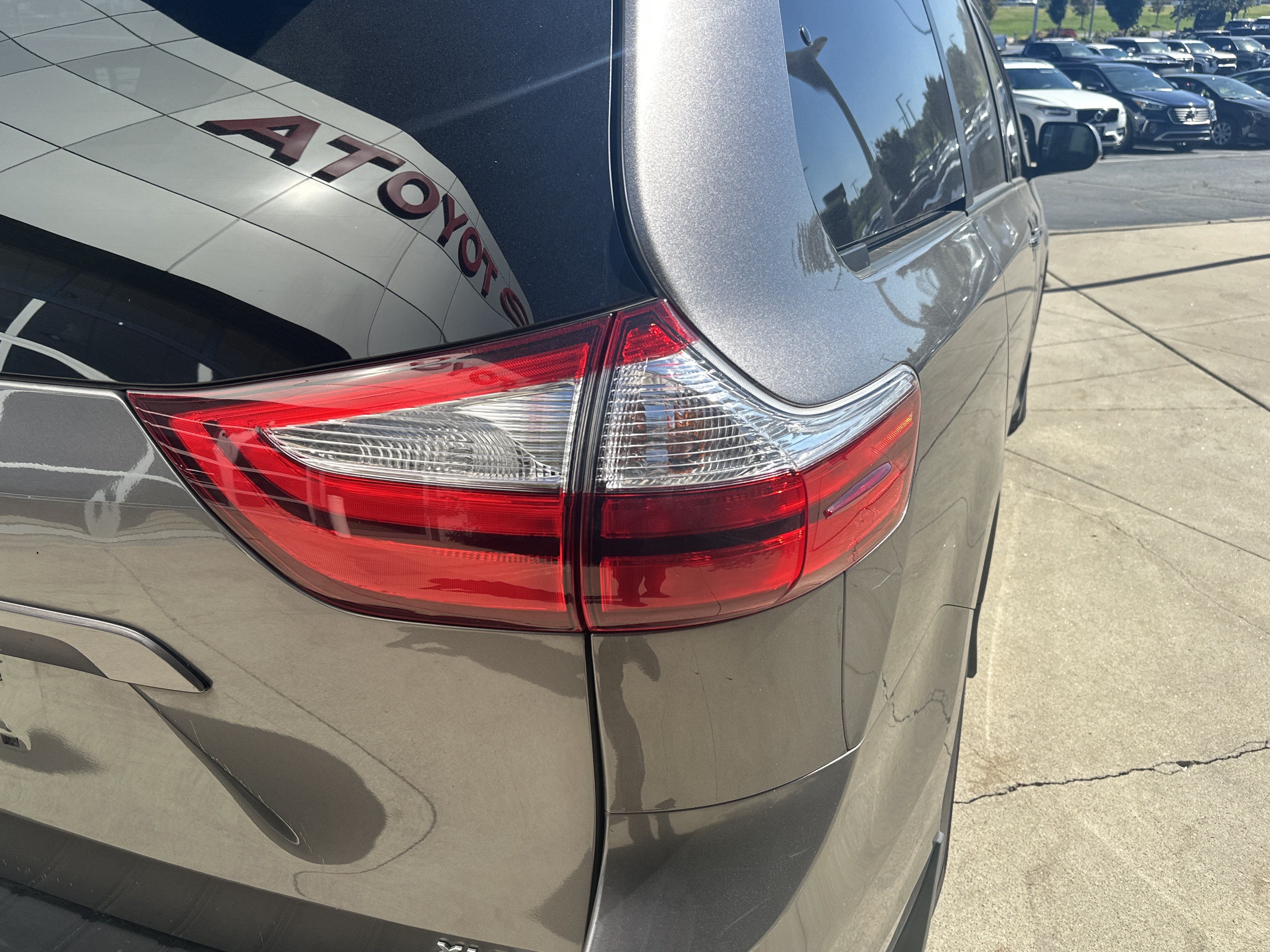Used 2018 Toyota Sienna XLE w/ XLE Navigation Package FWD image 12