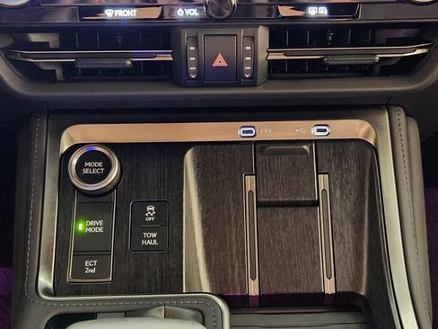 Used 2025 Lexus GX 550 w/ Accessory Package (2T) AWD/4WD image 17
