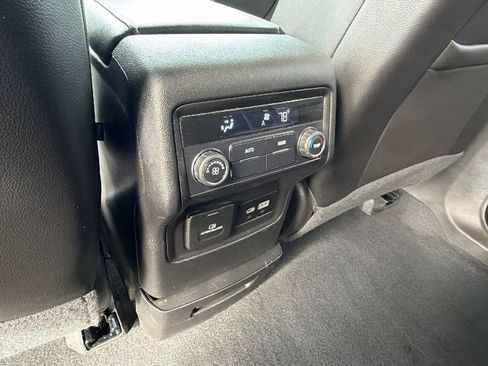 Used 2023 GMC Acadia SLT image 17