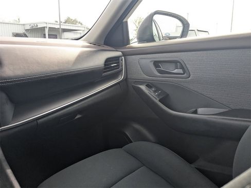 Used 2023 Nissan Rogue S image 16