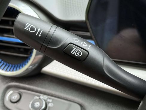 Certified 2025 Chevrolet Trax LT FWD image 21