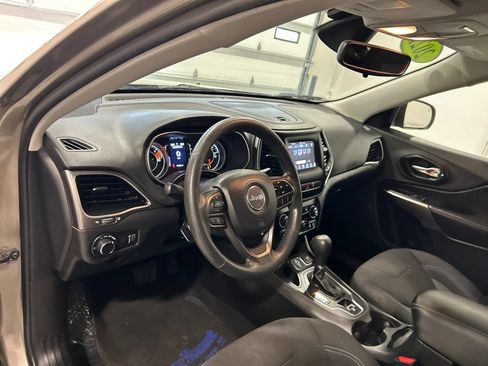 Used 2021 Jeep Cherokee Latitude FWD image 17