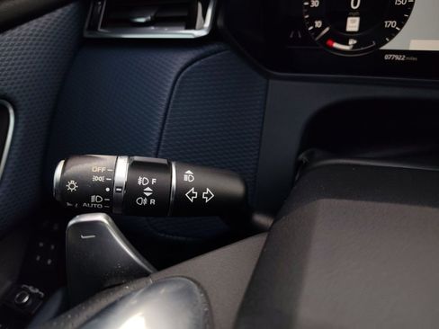 Used 2019 Land Rover Range Rover Velar R-Dynamic SE image 10