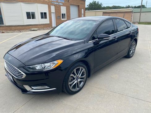 Used 2017 Ford Fusion SE w/ Equipment Group 201A FWD image 2