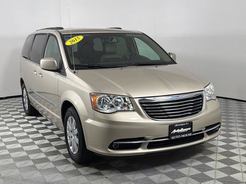 Used 2015 Chrysler Town & Country Touring FWD image 3