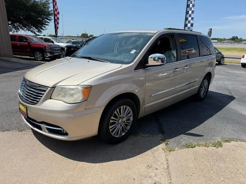 Used 2014 Chrysler Town & Country Touring-L w/ Driver Convenience Group image 1