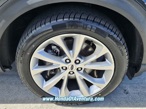 Used 2022 Ford Explorer Platinum w/ Technology Package image 18