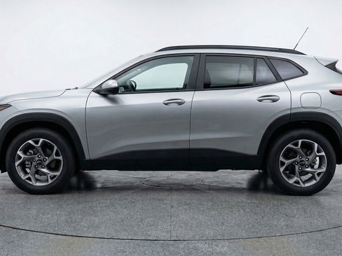 Used 2025 Chevrolet Trax LT w/ LT Convenience Package FWD image 5
