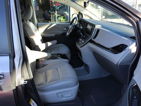 Used 2015 Toyota Sienna XLE w/ XLE Navigation Package FWD image 10