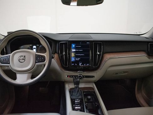 Used 2021 Volvo XC60 T5 Momentum w/ Protection Package Premier AWD/4WD image 11