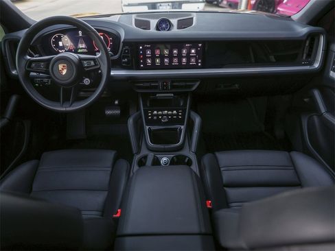 Certified 2025 Porsche Cayenne E-Hybrid Coupe image 33