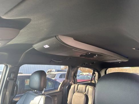 Used 2014 Chrysler Town & Country S image 8