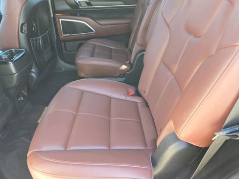Used 2024 Kia Telluride EX w/ EX Captain's Chair Package AWD/4WD image 18