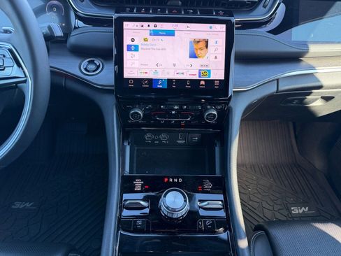 Used 2023 Jeep Grand Cherokee Overland w/ Luxury Tech Group IV image 11