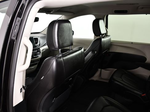Used 2024 Chrysler Pacifica Touring-L FWD image 45