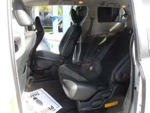 Used 2013 Toyota Sienna SE image 30