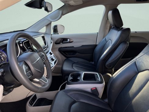 Used 2024 Chrysler Pacifica Touring-L image 13