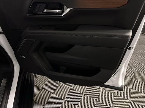 Used 2025 GMC Yukon XL Denali image 36