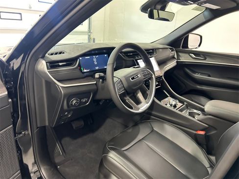 New 2025 Jeep Grand Cherokee Limited image 17