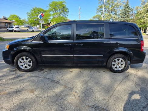 Used 2009 Chrysler Town & Country Touring FWD image 5