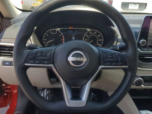 Used 2025 Nissan Altima 2.5 SV FWD image 18