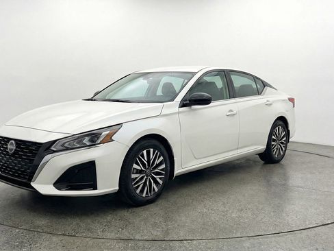 Used 2025 Nissan Altima 2.5 SV image 3