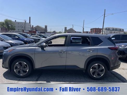 Used 2024 Nissan Rogue SV AWD/4WD image 10
