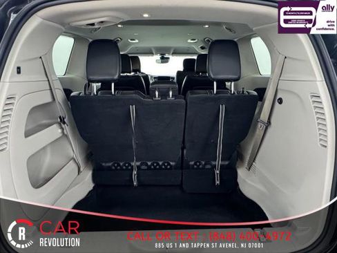 Used 2023 Chrysler Pacifica Touring-L FWD image 7