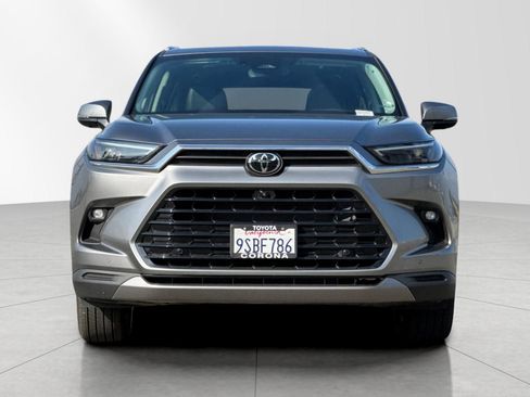 Used 2025 Toyota Grand Highlander AWD image 9