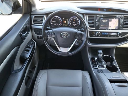 Used 2018 Toyota Highlander XLE FWD image 24