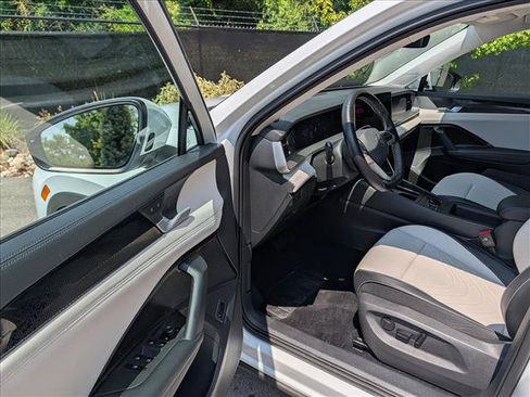 Certified 2025 Volkswagen Tiguan SE AWD/4WD image 25