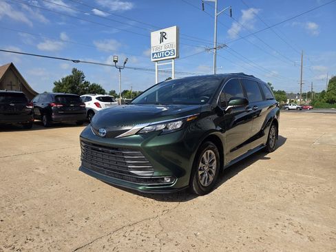 Used 2025 Toyota Sienna XLE FWD image 3