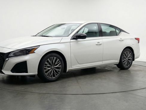 Used 2025 Nissan Altima 2.5 SV image 3
