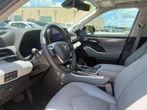 Used 2024 Toyota Highlander Platinum FWD image 6