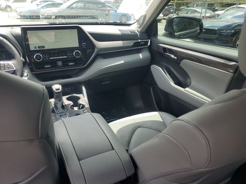 Used 2024 Toyota Highlander Limited AWD/4WD image 18
