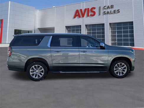 Used 2023 Chevrolet Suburban Premier image 7