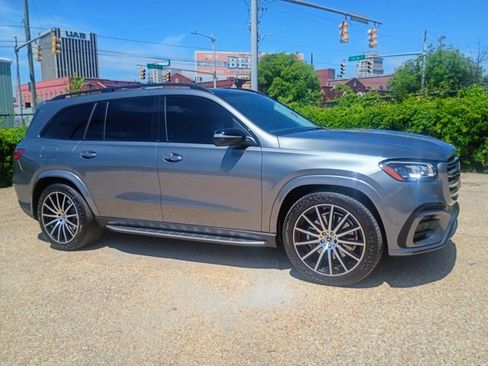 Used 2024 Mercedes-Benz GLS 580 4MATIC image 14